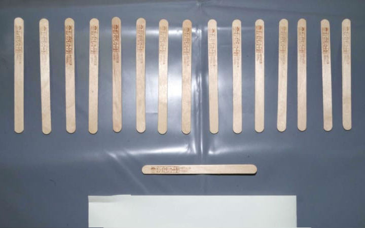 男子因伪造中奖冰棍儿棍换宝可梦卡被逮捕